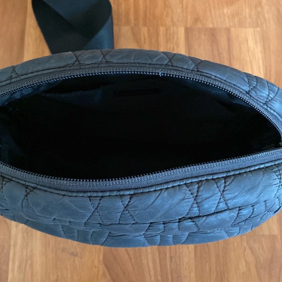 ❤️ Lululemon Quilted Embrace Crossbody Bag Black - Picture 3 of 10